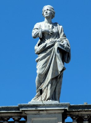 성녀 마크리나_photo by AlfvanBeem_on the colonnade of the Square of St Peter in Vatican City.jpg